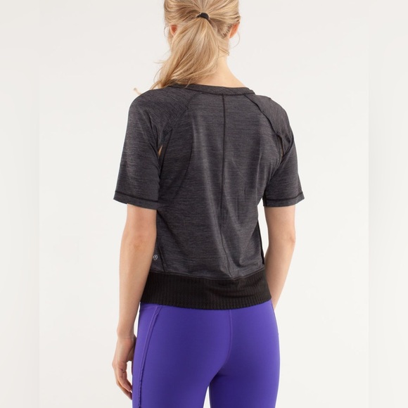 NEW Lululemon Sun Runner Short Sleeve
in Heathered Black & Black Lace. 
Size 8. - Picture 2 of 8